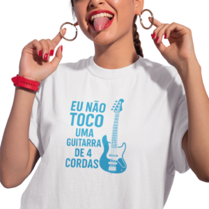 Camisa Unissex Eu Não Toco Uma Guitarra de 4 Cordas Branca